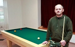 10 năm làm chiếc bàn billiards bằng 1,85 triệu que diêm